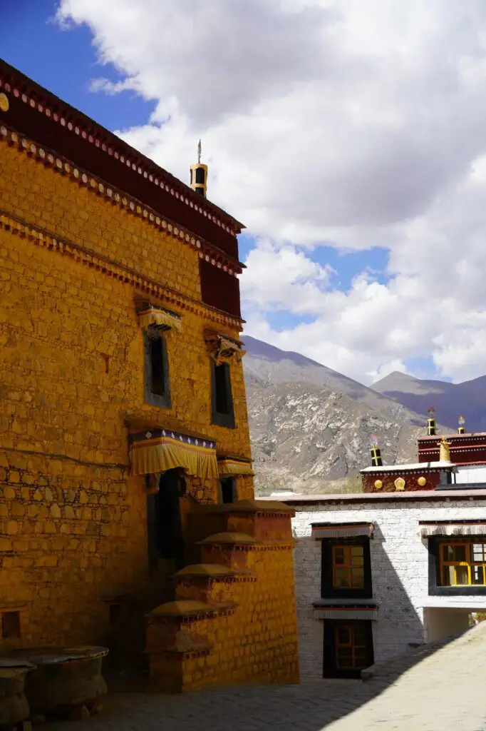 色拉寺 སེ་ར་དགོན་པ།|拉薩.西藏景點介紹-辯經儀式|國旅環球-China2Go 色拉寺本廟拉薩的