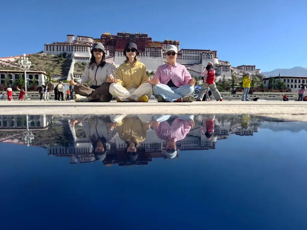 2027 西藏旅遊哪家旅行社最好?推薦 CITS中國國旅環球-China2Go|70年品牌信譽|國旅環球-China2Go 國旅環球西藏團客人在布達拉宮前倒影池盤腿合影