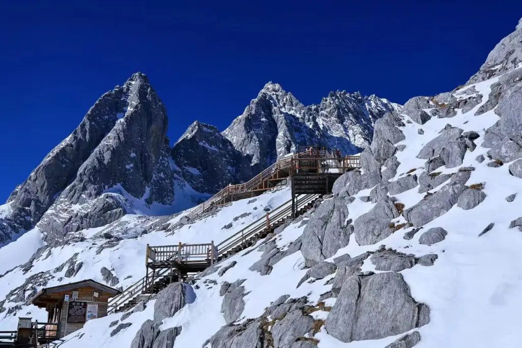 云南精品小团，2人起发，10人满团，涵盖多种经典景点，包括玉龙雪山、蓝月谷、丽江古城和大理古城。