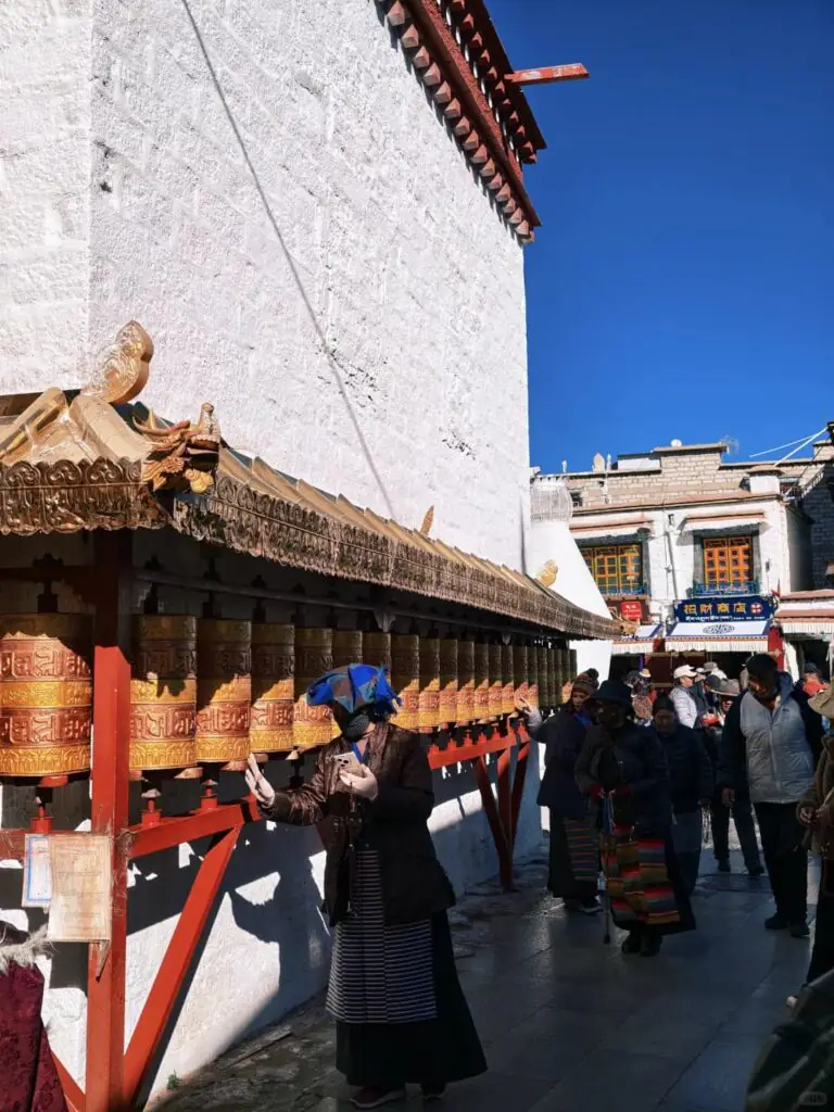2026西藏旅遊安全嗎?台灣旅客必讀高山症與治安全解析 - CITS China International Travel Service 西藏旅遊其實除了高原環境之外,不少治安與政策上都是非常安心安全的,尤其你到的當地像是八廓街,看著為了信仰努力的藏民,你就會知道了