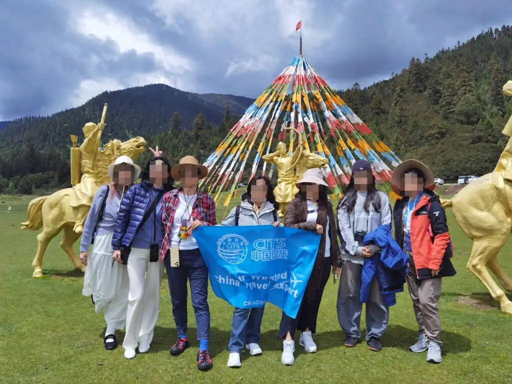 西藏旅行社推薦哪一家?台灣旅客報名前先看這4個標準|國旅環球-China2Go 與中國國旅自家導遊在魯朗林海合影|國旅環球-China2Go